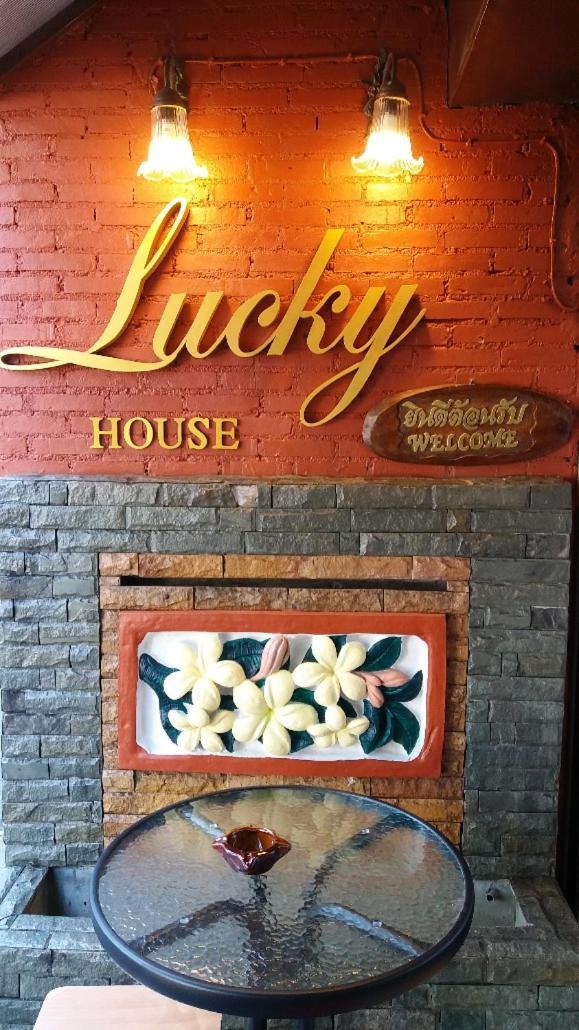 Lucky House Vandrarhem Chiang Mai Exteriör bild