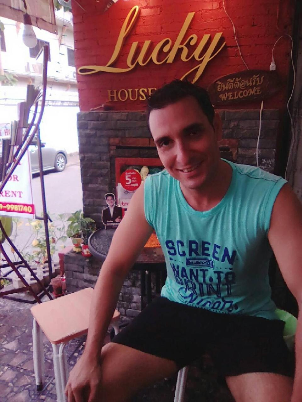 Lucky House Vandrarhem Chiang Mai Exteriör bild