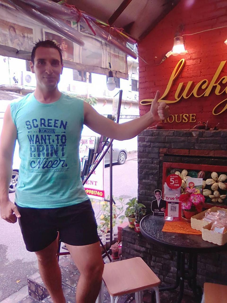 Lucky House Vandrarhem Chiang Mai Exteriör bild