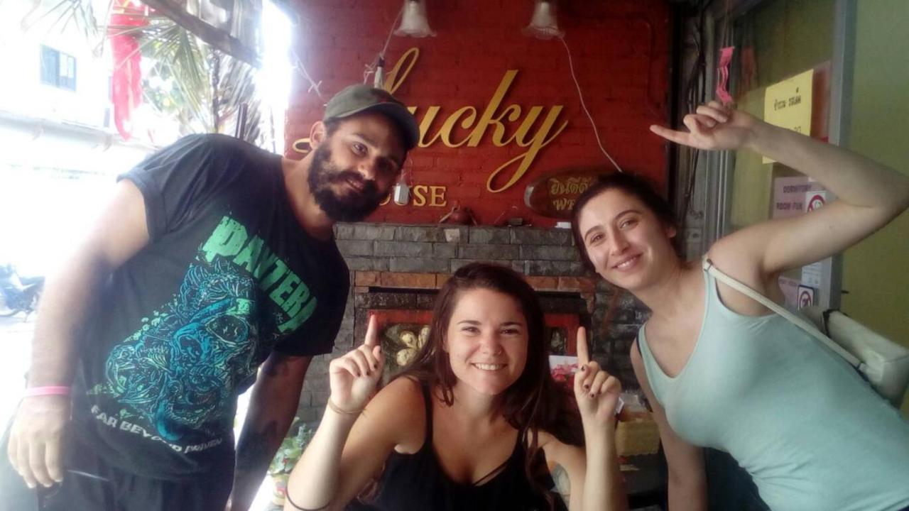 Lucky House Vandrarhem Chiang Mai Exteriör bild