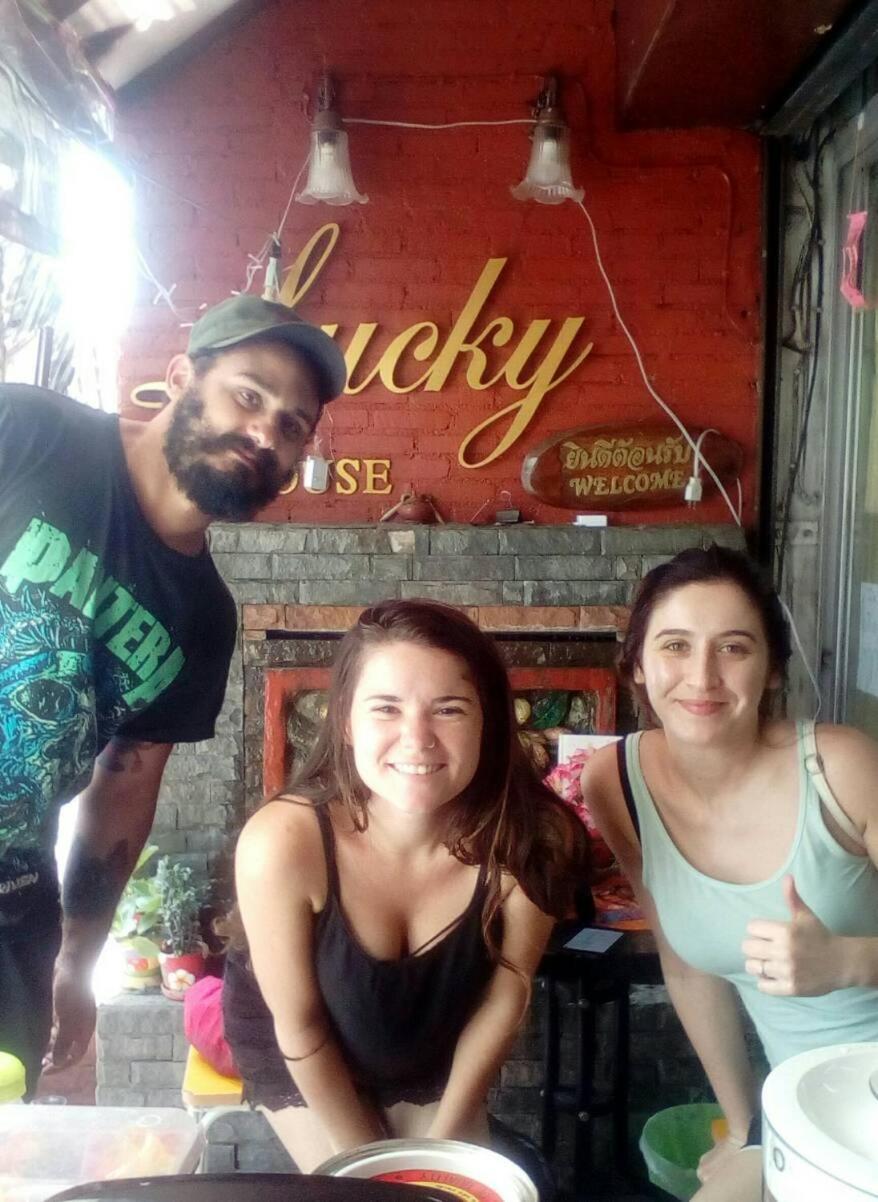 Lucky House Vandrarhem Chiang Mai Exteriör bild