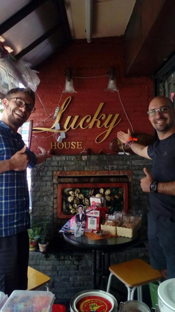 Lucky House Vandrarhem Chiang Mai Exteriör bild